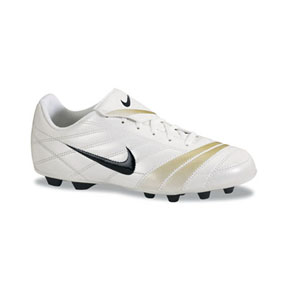 black and white nike soccer shoes
